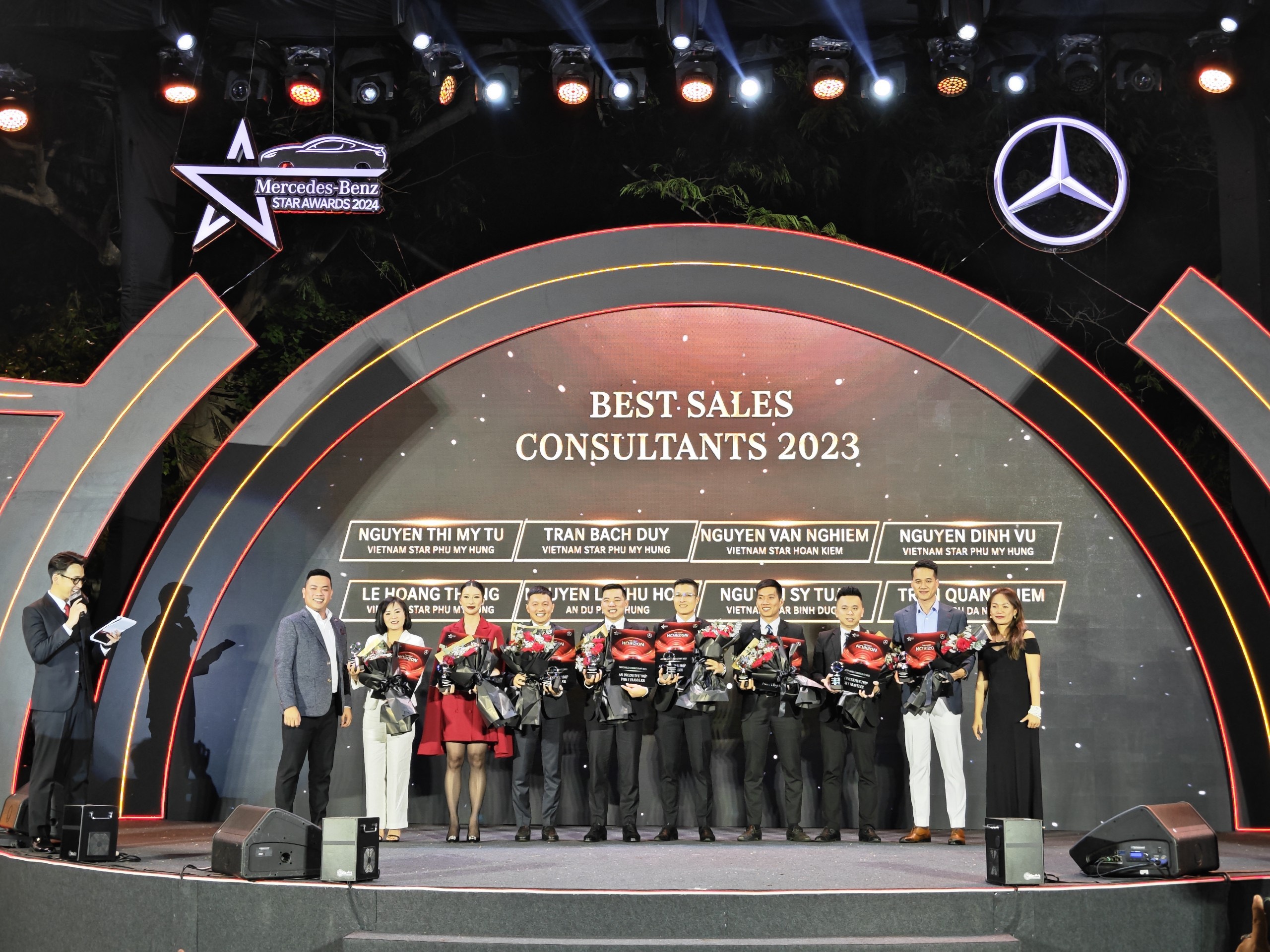 Vietnam Star Tự Hào Là Nhà Phân Phối Xuất Sắc Với 16 Giải Thưởng Lớn Tại Mercedes-Benz Star Award Việt Nam 2024. 9 Tap the Nhan vien Kinh doanh Vietnam Star nhan giai Best Sales Consultant of The Year