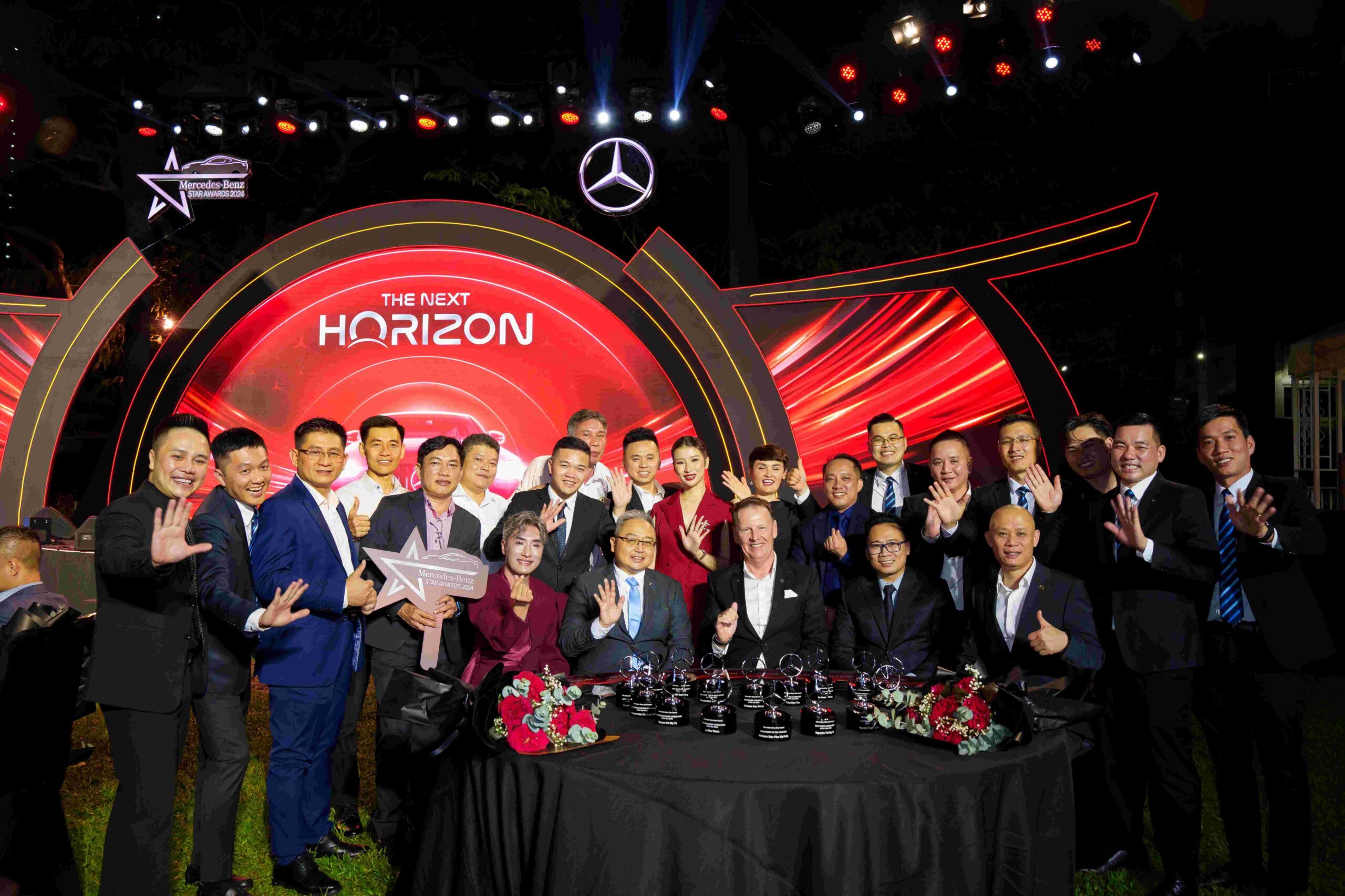 Vietnam Star Tự Hào Là Nhà Phân Phối Xuất Sắc Với 16 Giải Thưởng Lớn Tại Mercedes-Benz Star Award Việt Nam 2024. 1 Vietnam Star Automobile gianh 16 giai thuong tai Mercedes Benz Star Awards Viet Nam 2024 scaled
