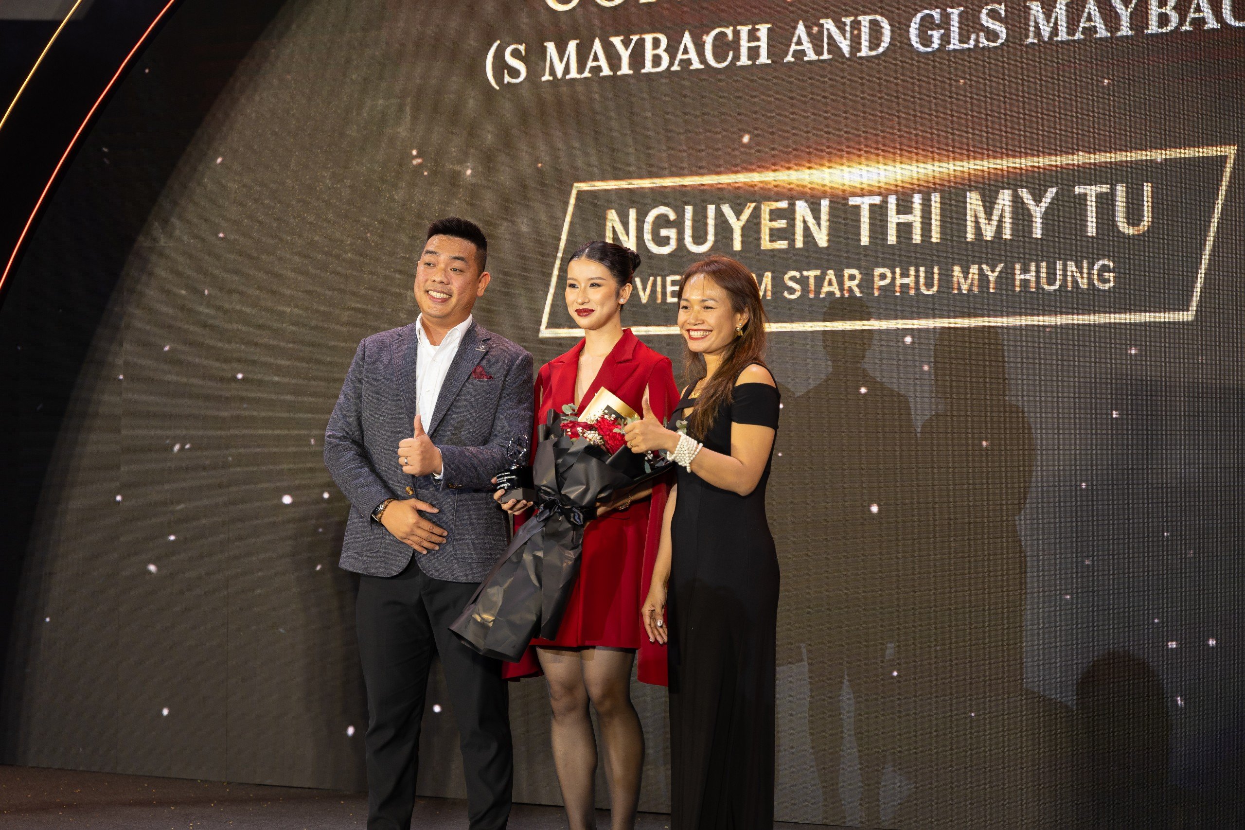 Bà Nguyễn Thị Mỹ Tú nhận giải thưởng Best Maybach Sales Consultant of The Year.