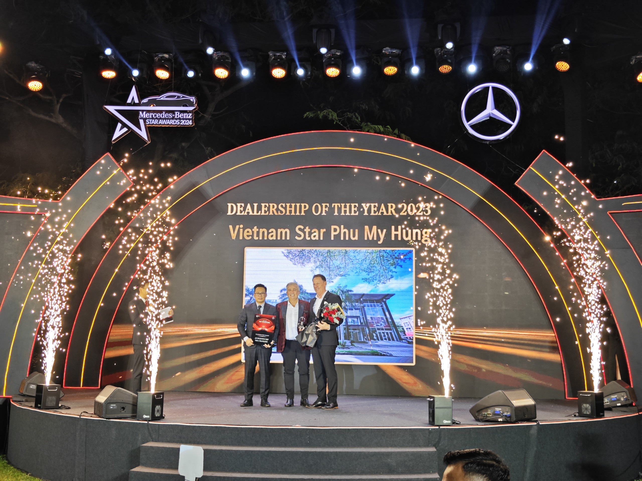 Vietnam Star Tự Hào Là Nhà Phân Phối Xuất Sắc Với 16 Giải Thưởng Lớn Tại Mercedes-Benz Star Award Việt Nam 2024. 2 Ông Lê Đông Phong đại diện Vietnam Star Phú Mỹ Hưng nhận giải thưởng Dealership of The Year.