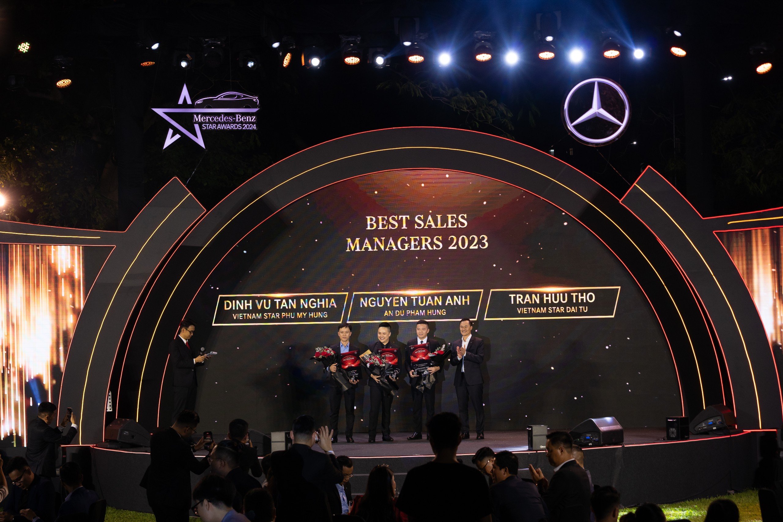 Vietnam Star Tự Hào Là Nhà Phân Phối Xuất Sắc Với 16 Giải Thưởng Lớn Tại Mercedes-Benz Star Award Việt Nam 2024. 6 Vietnam Star nhận giải thưởng Best Sales Managers of The Year