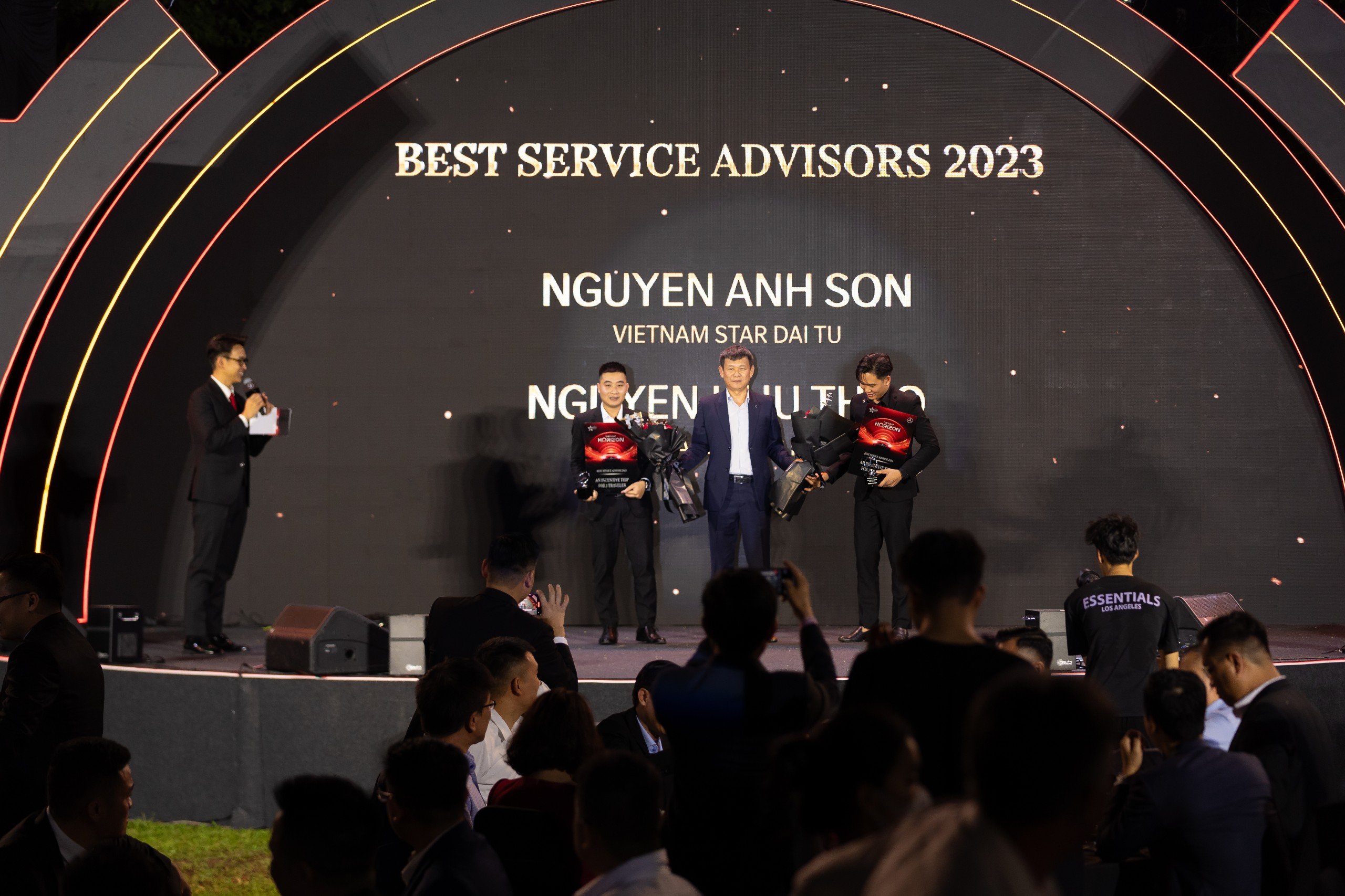 Vietnam Star Tự Hào Là Nhà Phân Phối Xuất Sắc Với 16 Giải Thưởng Lớn Tại Mercedes-Benz Star Award Việt Nam 2024. 10 Ông Nguyễn Anh Sơn nhận giải thưởng Best Service Advisors of The Year.